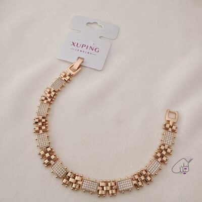 جواهری زیبا در دست